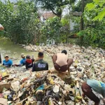 Bersihkan Bantaran Kali Sewo Demi