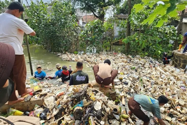 Bersihkan Bantaran Kali Sewo Demi