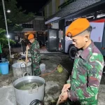Kopasgat TNI AU Sajikan Sahur dan Bantuan bagi Korban Banjir di Bekasi
