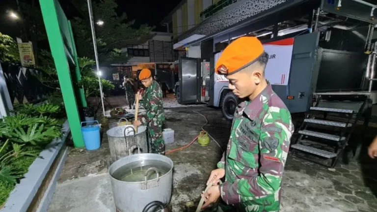 Kopasgat TNI AU Sajikan Sahur dan Bantuan bagi Korban Banjir di Bekasi