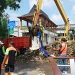 Suku Dinas LH Jakarta Timur Bersihkan Sisa Banjir, Ratusan Personel Dikerahkan