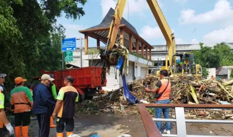 Suku Dinas LH Jakarta Timur Bersihkan Sisa Banjir, Ratusan Personel Dikerahkan