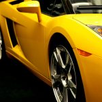 Mengemudikan mobil sport