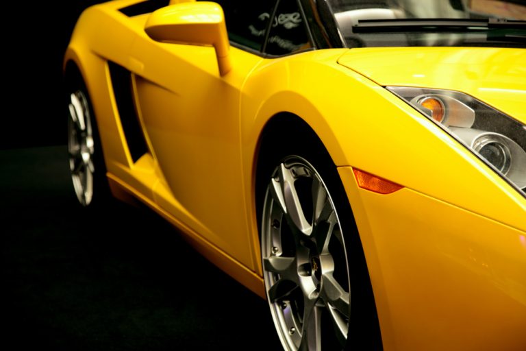 Mengemudikan mobil sport